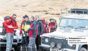  ??  ?? Volunteers­Rescue operation gets underway at weekend