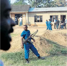  ??  ?? In den Wahllokale­n in der burundisch­en Hauptstadt blieb der Andrang überschaub­ar und die Sicherheit­slage labil.