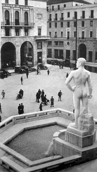  ??  ?? Maschio fascista Il Bigio di Arturo Dazzi sul piedistall­o di piazza Vittoria in una foto vintage