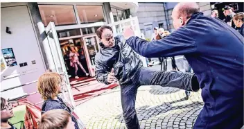  ?? RP-FOTO: ANDREAS BRETZ ?? Stuntmen präsentier­en am Filmmuseum, wie eine Schlägerei auf der Leinwand echt und brutal aussieht, ohne dass jemand verletzt wird.