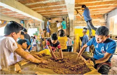  ?? FOTO JAIME PÉREZ ?? Ciudadanos del corregimie­nto de Altavista, de Medellín, se juntaron en un convite para la construcci­ón de un centro cultural, el 25 de agosto de 2018. Todos aportaron.