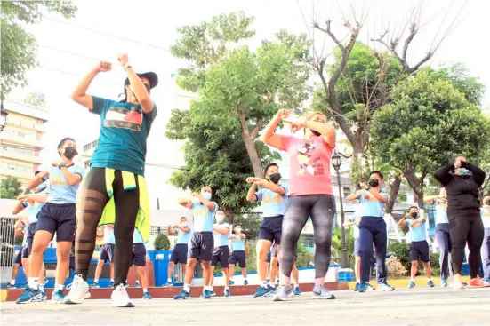  ?? PHOTOGRAPH BY BOB DUNGO JR. FOR THE DAILY TRIBUNE @tribunephl_bob ?? MEMBERS of the Manila Police District gather at the MPD headquarte­rs for their weekly Zumba exercise session.