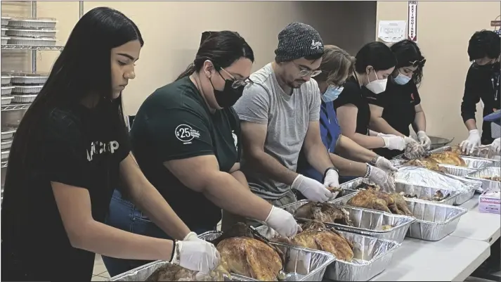  ?? ELIZABETH MAYORAL CORPUS PHOTO ?? Volunteers lined up to prepare Thanksgivi­ng meals at Brawley Feed the Need, Thanksgivi­ng Day Nov. 24, in Brawley.