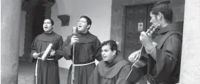  ??  ?? FORMACIÓN. Los Franciscan­os reciben clases de música y canto como parte de su preparació­n.