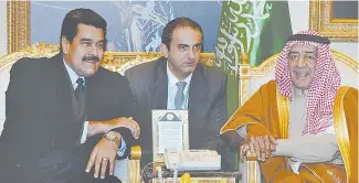  ?? AP ?? El príncipe Muqrin bin Abdulaziz Al Saud, derecha, recibió al presidente Maduro.