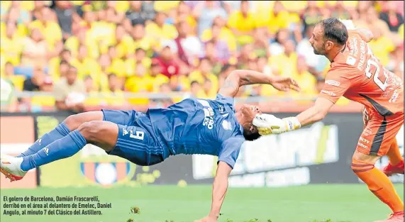  ?? Foto: Miguel Canales / EXTRA ?? El golero de Barcelona, Damián Frascarell­i, derribó en el área al delantero de Emelec, Daniel Angulo, al minuto 7 del Clásico del Astillero.