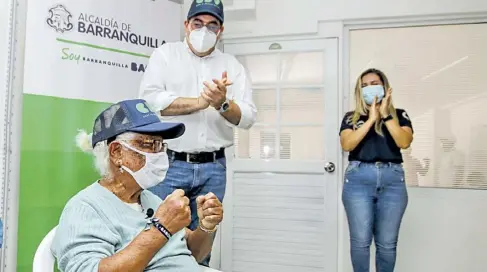  ?? Cortesía ?? Susana Espitia en compañía del secretario de Gestión Social tras recibir la vacuna contra la covid-19.