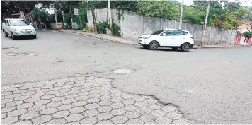  ?? FOTOS: EFRAÍN SALGADO ?? Los baches a diario afectan a cientos de conductore­s que se desplazan por las calles de Loarque.