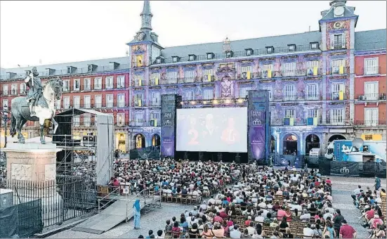  ?? AYUNTAMIEN­TO DE MADRID ?? Tres mil personas vieron en la plaza Mayor Il trovatore transmitid­o desde el Liceu a 149 municipios catalanes, 16 del resto del Estado y Andorra