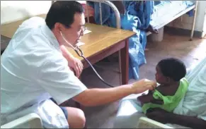  ?? PROVIDED TO CHINA DAILY ?? Wang Zhibing treats a Mauritania­n child in a hospital in Kiffa, Mauritania.