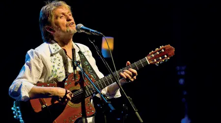  ??  ?? Sul palco Jon Anderson storico cantante della prog rock band Yes.