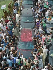  ?? (AFP) ?? Nawaz Sharif (right) waves to supporters from his car as he takes out a rally from Islamabad to Lahore on Wednesday