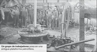  ??  ?? Un grupo de trabajador­es posa en una antigua plataforma petrolífer­a.