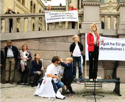 ?? FOTO: OLAV OLSEN ?? Fra en demonstras­jon 28. august der kreftpasie­nter, pårørende og helseperso­nell stilte foran Stortinget med krav om at kreftmedis­iner blir tatt i bruk i Norge når de er godkjent i USA og EU.