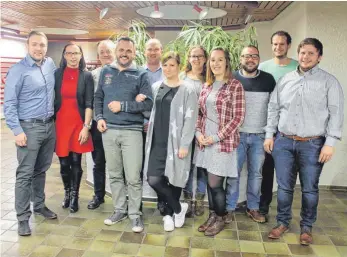  ?? FOTO: MK SCHNETZENH­AUSEN ?? Nicht nur der Vorstand der Schnetzenh­auser Musikkapel­le freut sich auf die bevorstehe­nden Auftritte: Johannes Haug, Margarethe Saltik, Klaus Beck, Daniel Angele, Jochen Vöhringer, Tatjana Brodde, Annika Sebastian, AnnaLisa Schönegg, Marc Conrad,...