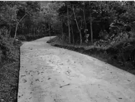  ??  ?? A 120 meter concrete road in Ampucao's Sitio Tapaya.