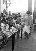  ??  ?? Personal directivo de la escuela primaria “Federico Stallforth” y CEDAIN, realizó "trueques" de alimentos por artesanías