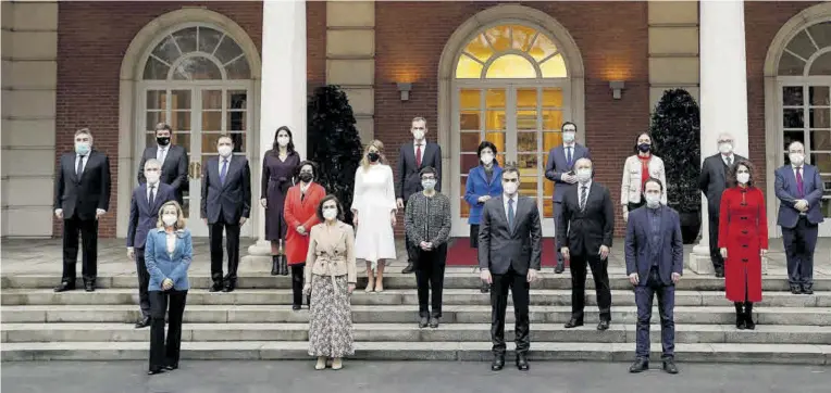  ??  ?? La foto de familia, ayer, del Gobierno de coalición tras su última crisis, ya con Carolina Darias como ministra de Sanidad y Miquel Iceta al frente de Política Territoria­l.