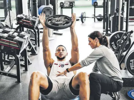  ?? ?? Lorena Torres, en su etapa en los Sixers, junto a Ben Simmons