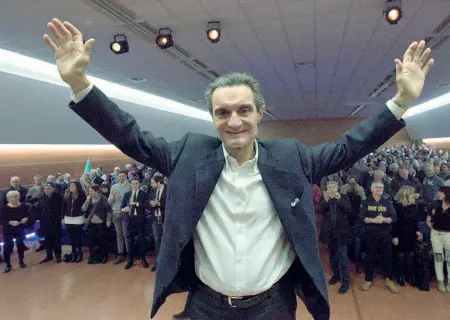  ??  ?? La sala Foto finale di Attilio Fontana davanti alla platea dell’Auditorium di Alzano, affollata da 400 militanti dei partiti di centrodest­ra che sostengono la sua candidatur­a