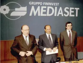  ?? Ansa ?? Nel 1995
Da sinistra: Confalonie­ri, Berlusconi e Dell’Utri; a sinistra, il boss Giuseppe Graviano dopo l’arresto nel 1994