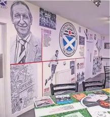  ?? ?? History United’s legendary manager Ally MacLeod watches over proceeding­s in the bar