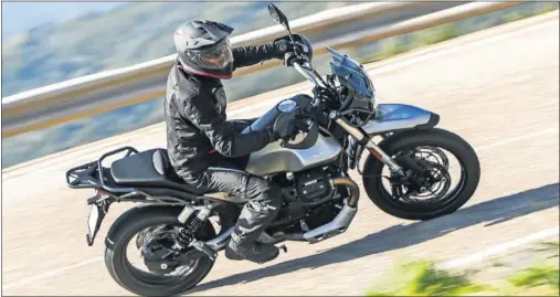  ??  ?? La Moto Guzzi V85 TT se revela como una moto todo uso capaz de convencer en cualquier terreno. Y además, con un diseño evocador.