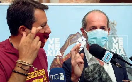  ??  ?? Scaramanti­ci Matteo Salvini e Luca Zaia ieri all’m9 di Mestre incrociano le dita mentre si parla delle proiezioni dei sondaggi