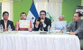  ??  ?? ANUNCIO. La junta intervento­ra ofreció la primera conferenci­a de prensa anunciando cambios en la forma de contrataci­ón de funcionari­os.