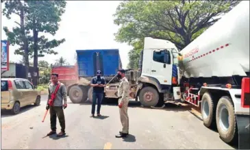  ?? POLICE ?? The aftermath of a traffic accident on National Road 4 on March 20.