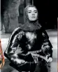  ?? ?? 1957年上映，由Jean Seberg扮演的圣­女贞德演绎了中世纪女­性铠甲的魅力