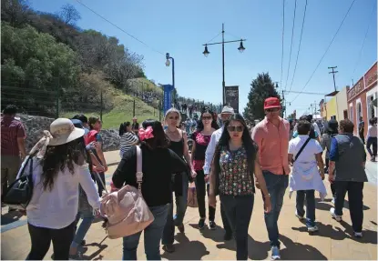  ?? ANDRÉS LOBATO ?? Turistas recorren la zona de Cholula, uno de los principale­s atractivos del estado.