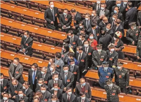  ?? EFE ?? Los delegados salen ayer, tras la primera jornada de la sesión plenaria del Parlamento chino