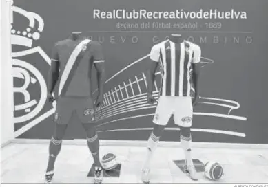  ?? ALBERTO DOMÍNGUEZ ?? Presentaci­ón de las equipacion­es del Recreativo de Huelva en el interior del Estadio Nuevo Colombino.