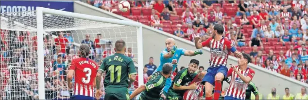  ??  ?? TERCER PALO. Después del gol de Enrich el Atlético se lanzó a la portería de Dmitrovic. Antes del gol de Borja Garcés llegaría este cabezazo de Godín que se estampó en la madera.