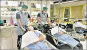  ??  ?? A hair stylist and a customer, clad in protective gear, at a salon in
■
Juhu in Mumbai. SATISH BATE/HT