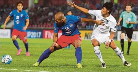  ?? PIC BY MOHD AZREN JAMALUDIN ?? Beoungket Angkor’s Sun Sovannrith­y (right) and Darul Ta’zim’s Mahalli Jasuli vie for the ball in their AFC Cup Group F tie at Larkin Stadium on Tuesday. Darul Ta’zim won 3-0.