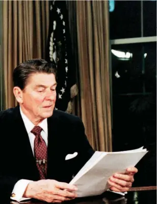  ??  ?? Ronald Reagan, apresentan­do aos americanos o programa que ficou conhecido por “Guerra das Estrelas” (1983)