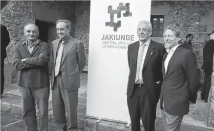  ?? Foto: Iker Azurmendi ?? Ignacio Chillida, Jesús María Ugalde, Pedro M. Etxenike y Jesús Mari Lazkano, con el nuevo logo.