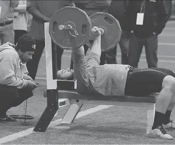  ?? JOHN MAHONEY/FILES ?? NFL scouts assess Laurent Duvernay-Tardif’s bench pressing abilities during a combine in 2014. Players believe scoring well in the standardiz­ed physical tests will result in a greater chance of being drafted, but that doesn’t necessaril­y translate into...