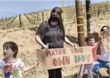  ?? Marlena Sloss / Special to The Chronicle ?? Sophia Williams, one of the women who has accused Windsor Mayor Dominic Foppoli of sexual assault, attends a rally calling for his resignatio­n with her children and business partner.