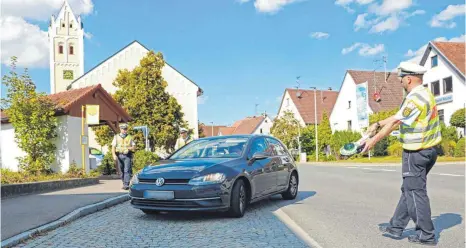  ?? FOTOS: ANDREAS SPENGLER ?? In Ingerkinge­n war eine der Kontrollst­ellen bei der bundesweit­en Polizeiakt­ion gegen die Handynutzu­ng am Steuer.