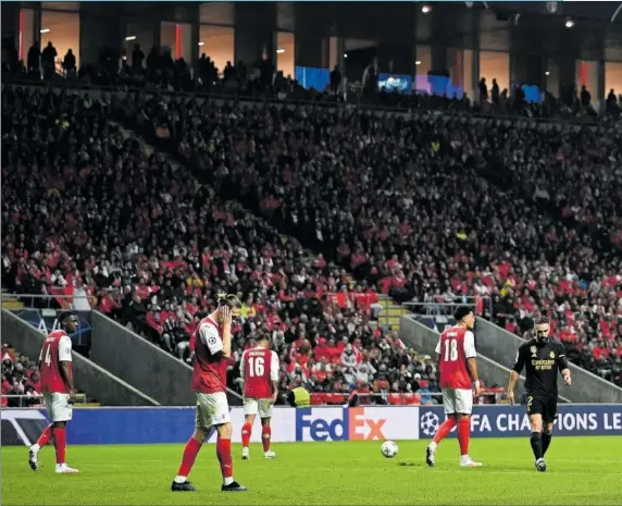  ?? ?? Los jugadores del Real Madrid celebran el segundo gol marcado por Bellingham tras una buena jugada de Vinicius.