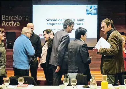  ?? ÀLEX GARCIA ?? Ada Colau, Lluís Gómez y Gerardo Pisarello, rodeados de empresario­s al término de la reunión