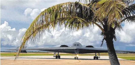  ?? FOTO: DPA ?? Ein Bomber der US- Luftwaffe auf der Andersen- Basis auf Guam: Nordkorea drohte den Vereinigte­n Staaten, die Pazifikins­el anzugreife­n.