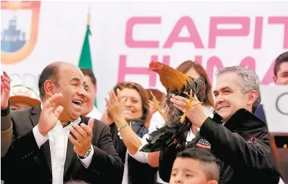  ??  ?? El jefe de Gobierno recibió el espaldaraz­o de empleados de limpia.