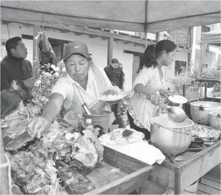  ??  ?? VARIEDAD. Uno de los platos que más adquieren las personas es el hornado.