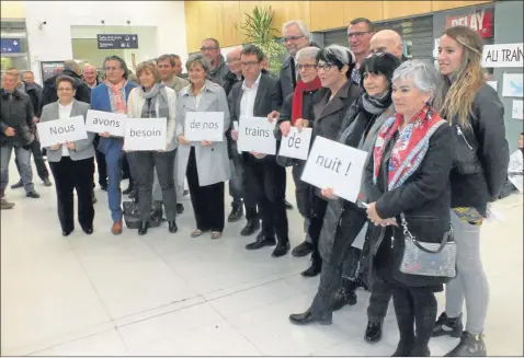  ??  ?? Faisant suite à la mobilisati­on du 17 février en gare de Tarbes, les usagers et cheminots se sont rassemblés samedi 19 mars en gare de Lourdes pour dire «Oui au train de nuit »...