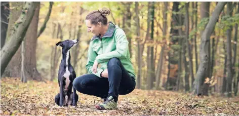  ?? FOTO: MARTIN RÜTTER DOGS ?? Die Hundetrain­erin Sonja Schneppend­ahl hat in Büderich einen Vortrag über die Kommunikat­ion mit dem Hund gehalten.