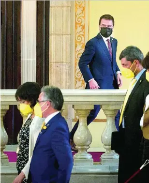 ??  ?? Pere Aragonès pasa cerca de los diputados de JxCat en el Parlament